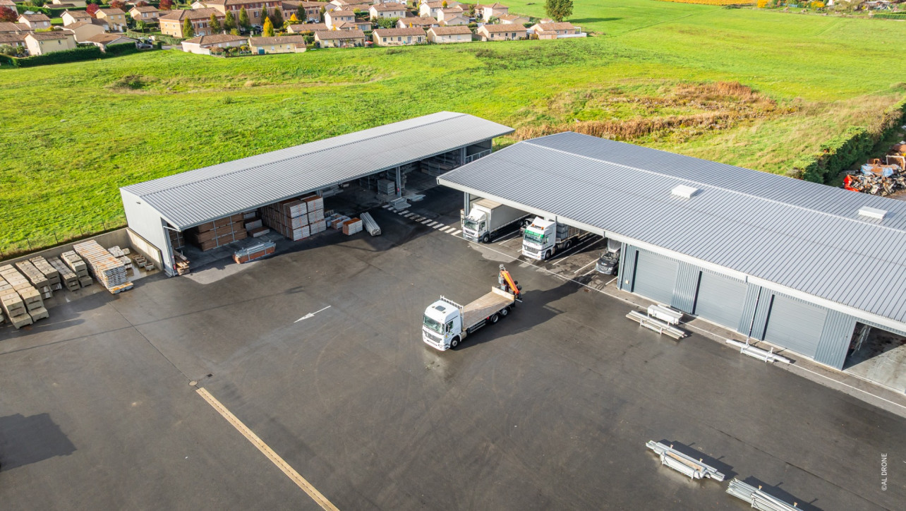 Espaces de stockage, flotte de transport, matériel pour louer des chapiteaux dans la région de Lyon