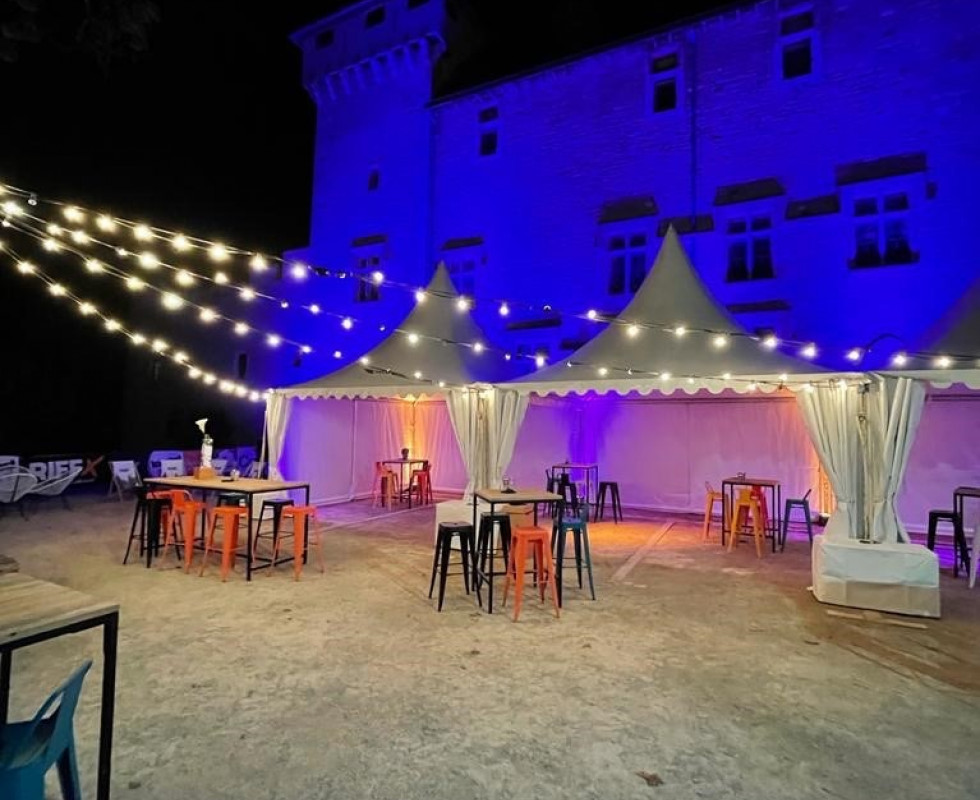 Chapiteaux et tentes pour soirées festives privées et professionnelles entre Lyon Mâcon Bourgogne Rhône-Alpes Bourgogne