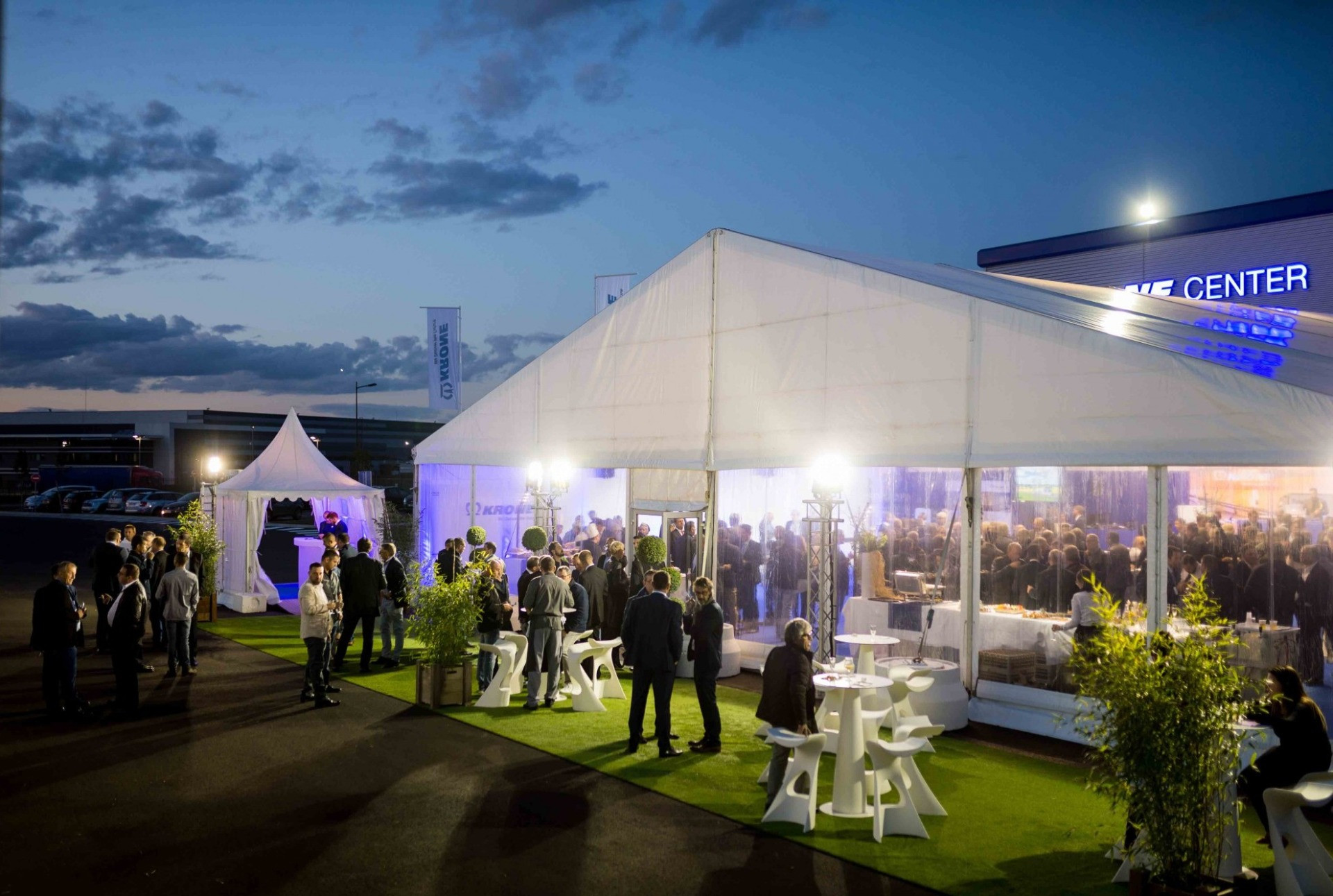 repas entreprise cocktail sous chapiteau