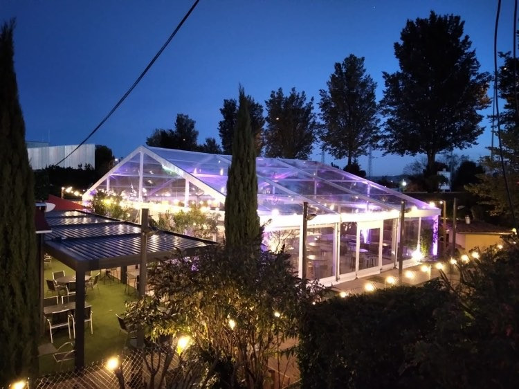 chapiteau éclairé pour événement de nuit et en soirée