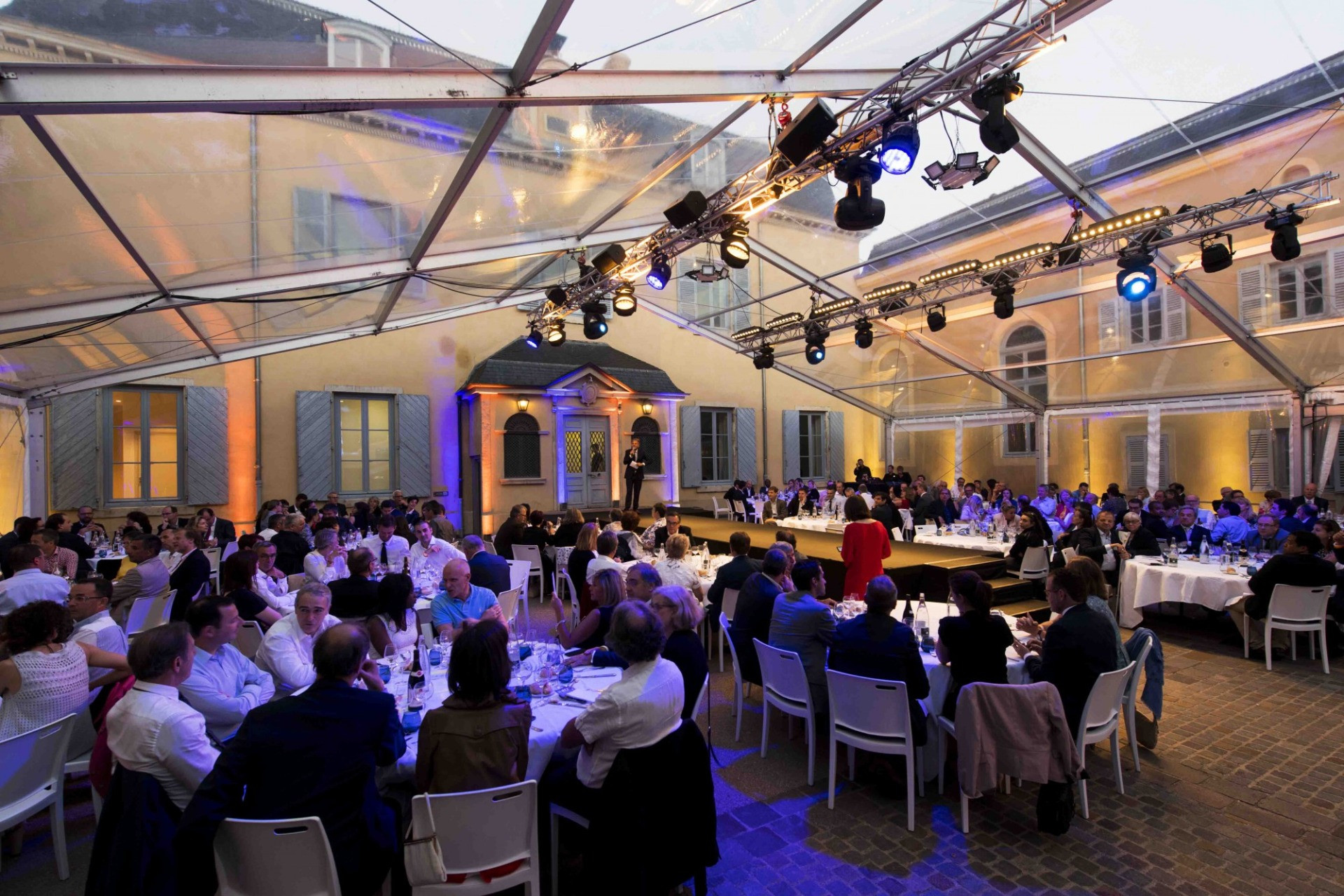 repas entreprise cocktail sous chapiteau