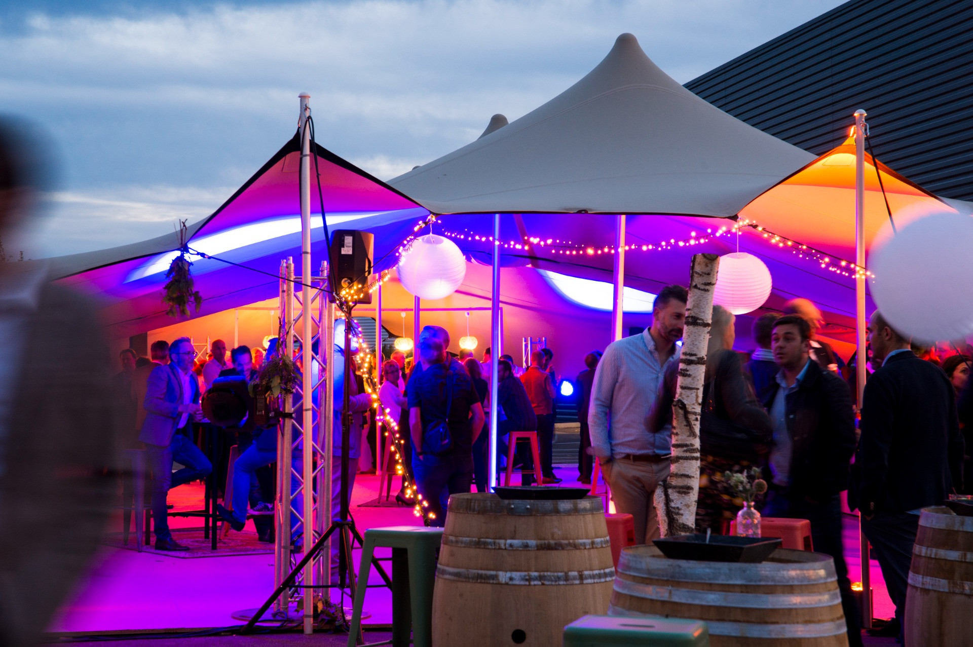 repas entreprise cocktail sous chapiteau