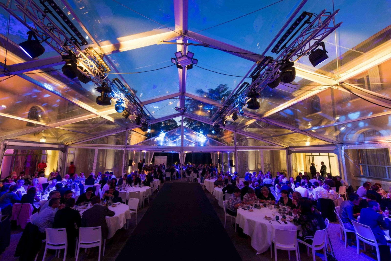 événement nocturne sous chapiteau