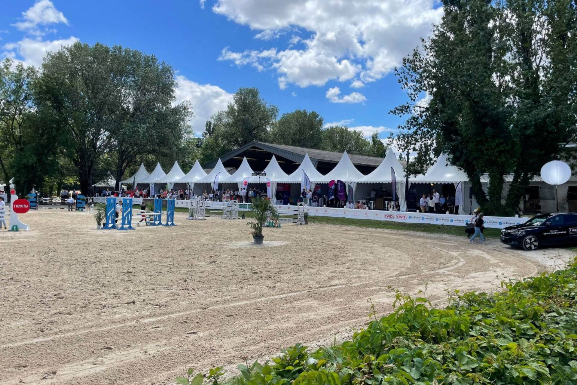 Location de chapiteaux pour un Jumping à Lyon, LDC partenaire des événements sportifs