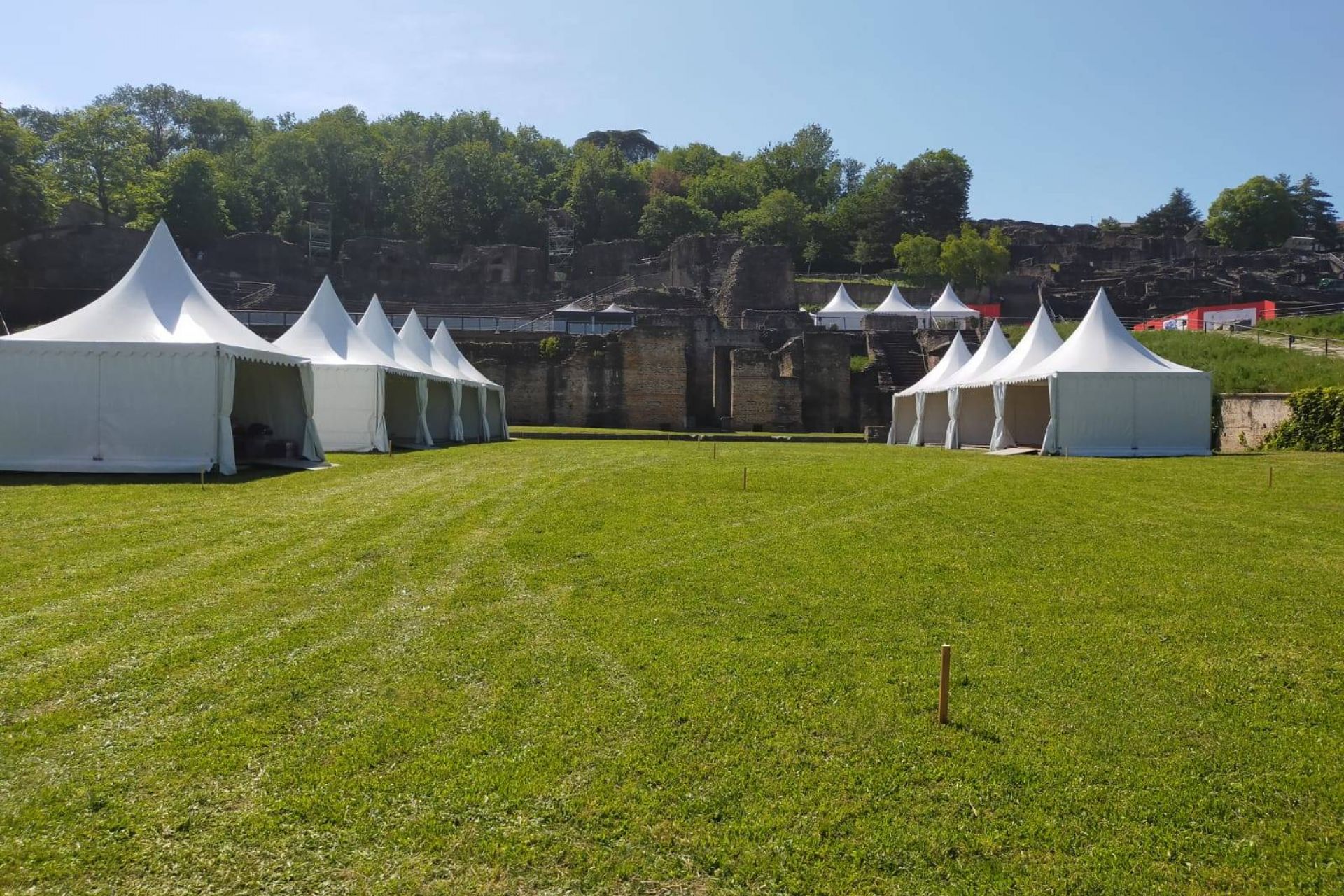 Tentes garden de LDC location de chapiteaux pour le village exposants de la Biennale de la danse à Lyon