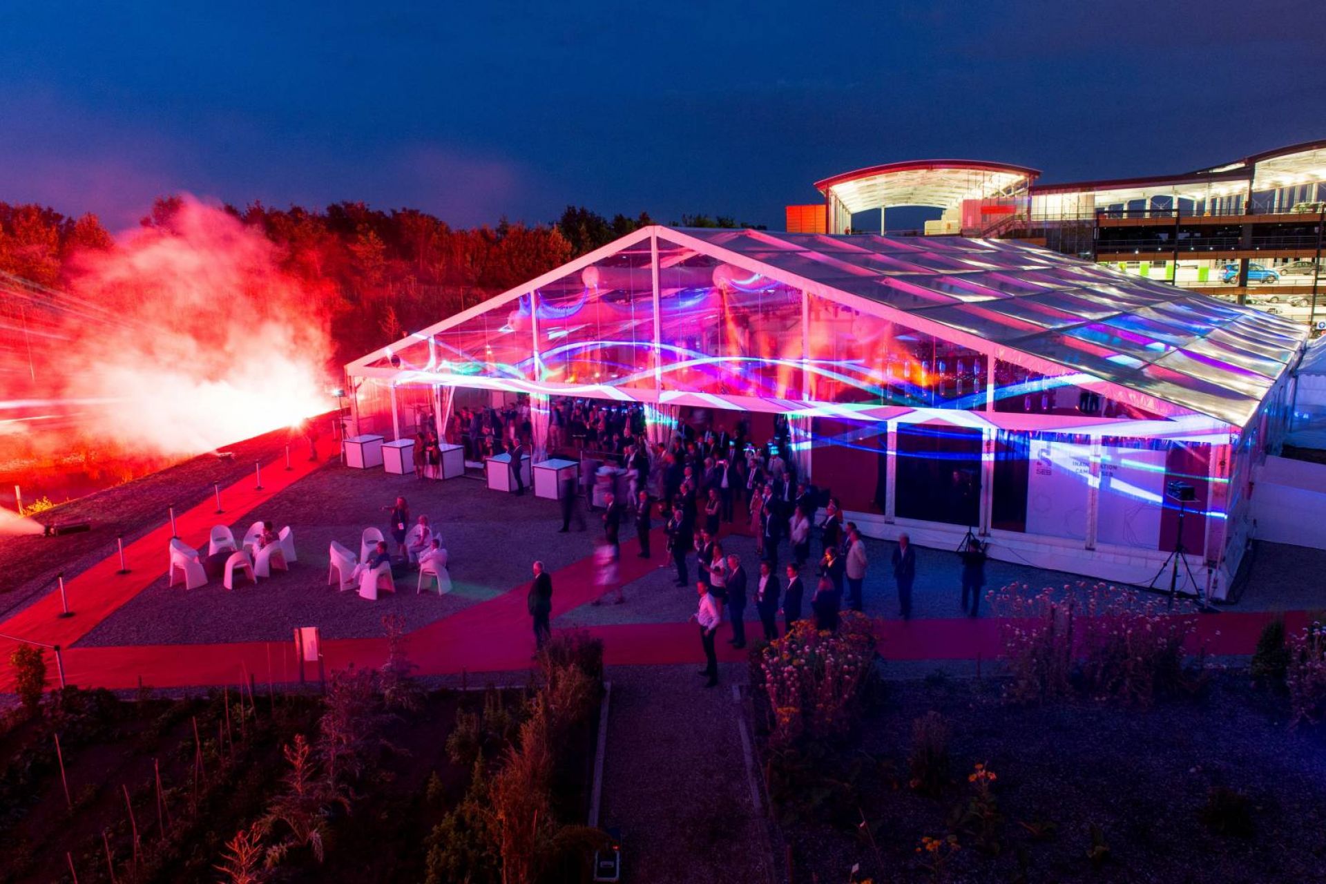 Location de chapiteau LDC traditionnel avec entoilage cristal pour inaugurer une entreprise de Lyon.