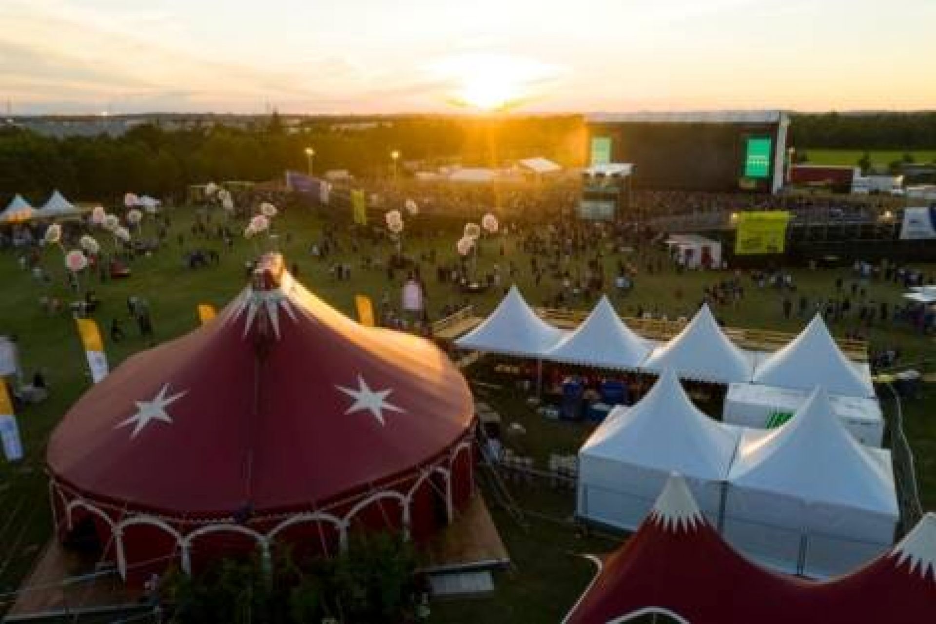 LDC location de chapiteaux pour événements culturels comme le Festival Printemps de Pérouges aux portes de Lyon