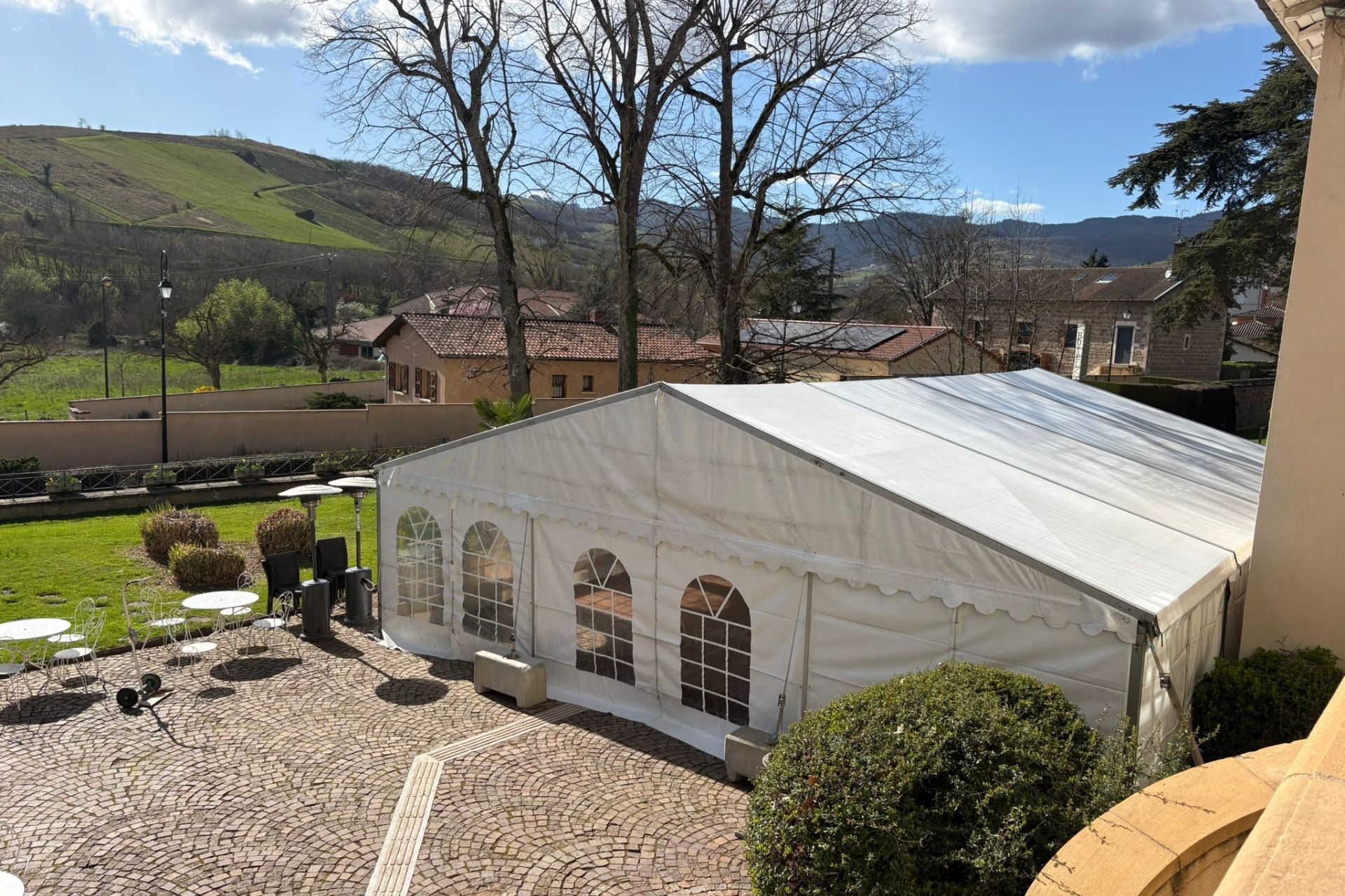espace réceptif dans un chapiteau multiforme pour une entreprise dans le Beaujolais près de Lyon