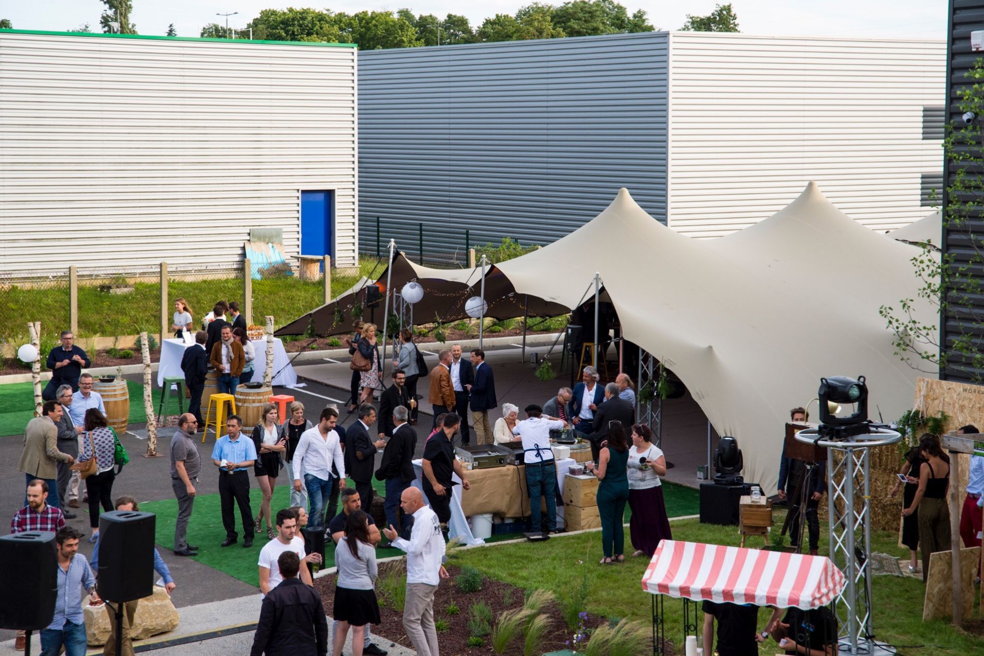 Location et installation de tentes événementielles atypiques pour événements et réceptions à Lyon, Mâcon, en régions Auvergne-Rhône-Alpes et Bourgogne-Franche-Comté.