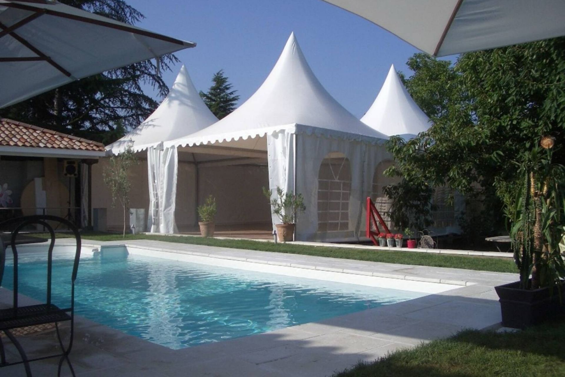 Location et installation de tentes Garden Cottage / Pagodes pour événements et réceptions à Lyon, Mâcon, en Auvergne-Rhône-Alpes et Bourgogne-Franche-Comté.