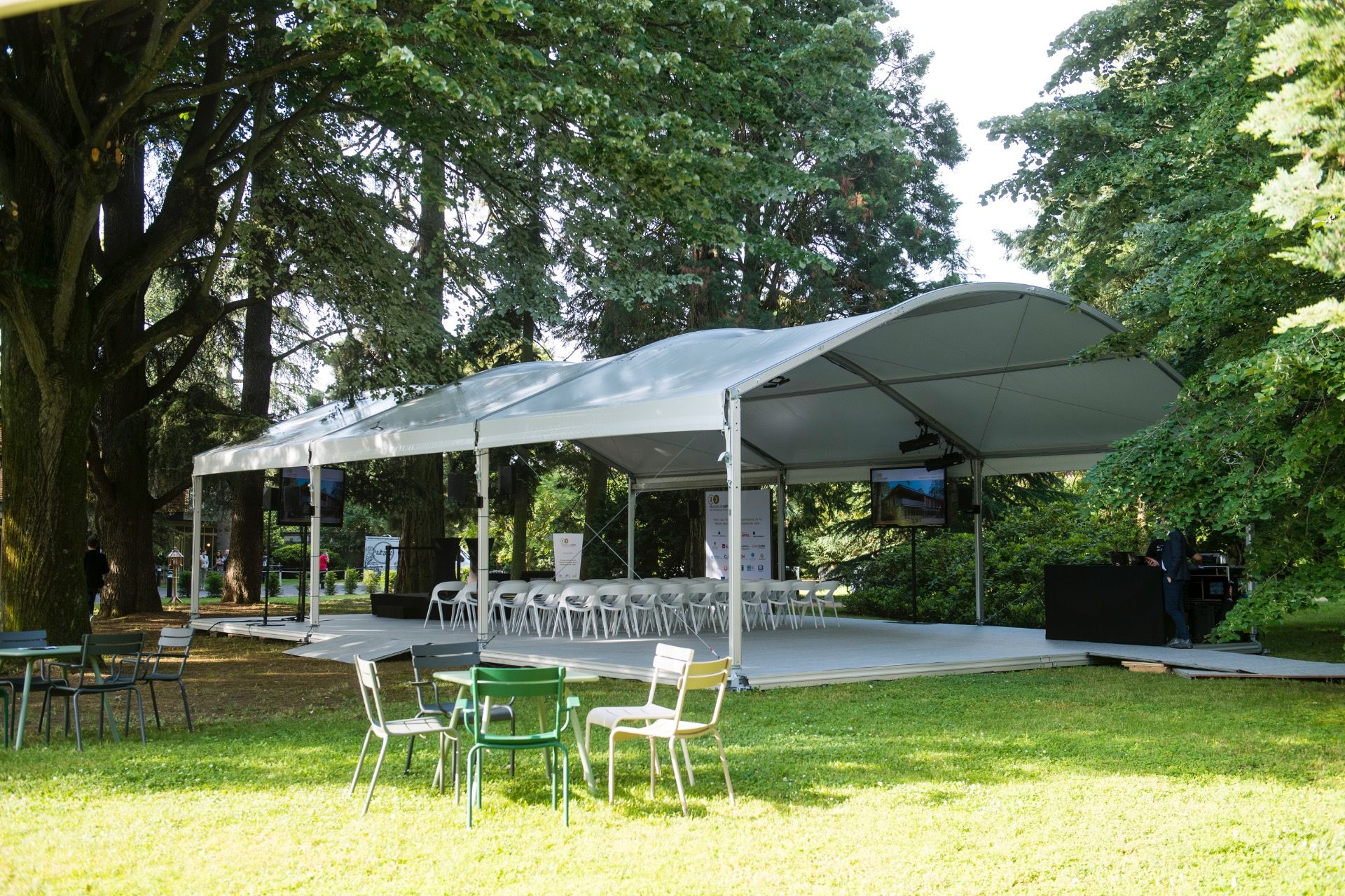 Location et installation de chapiteaux arqués pour événements et réceptions à Lyon, Mâcon, en région Auvergne-Rhône-Alpes et Bourgogne-Franche-Comté.