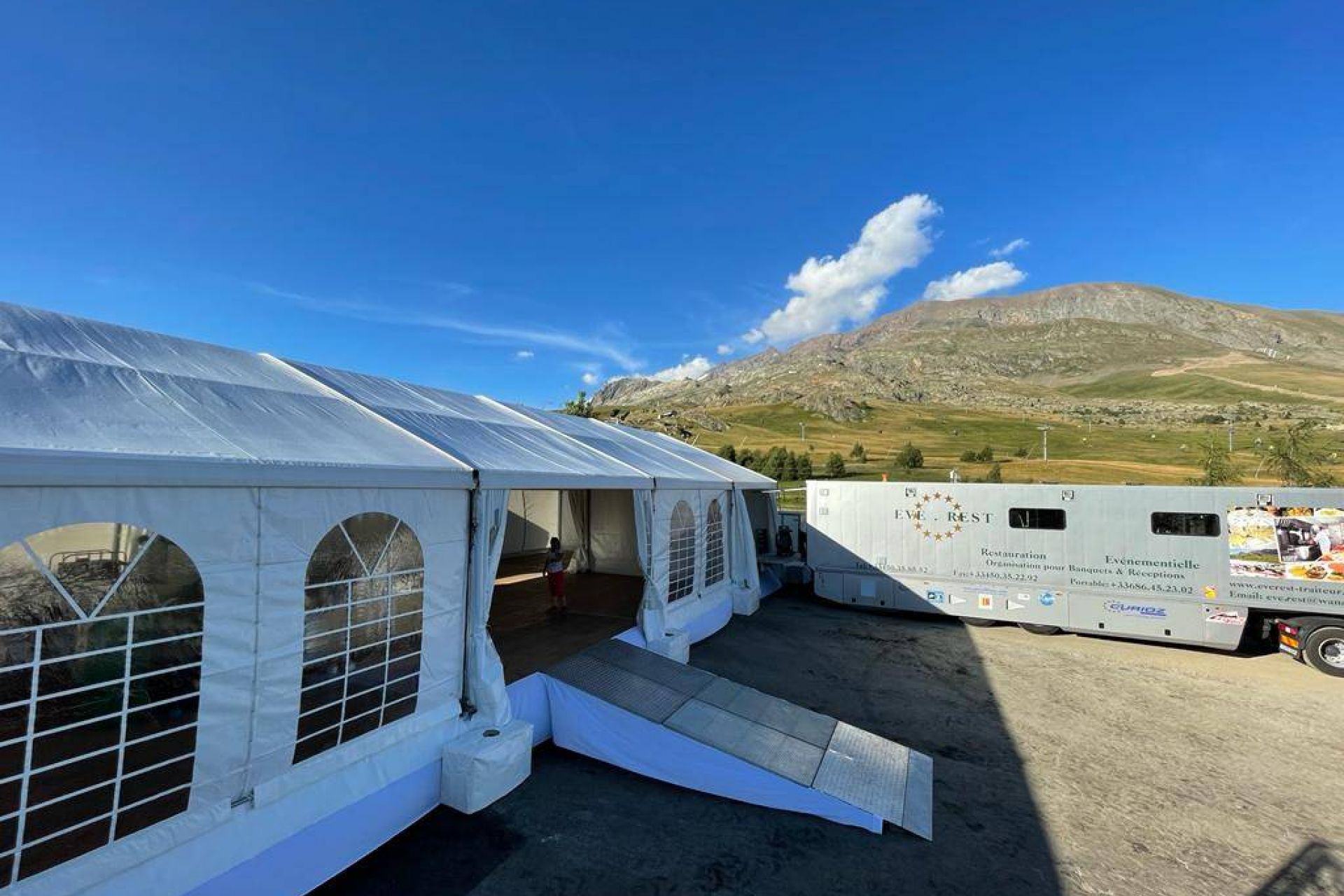 LDC location de chapiteaux pour l'arrivée du Tour de France à l'Alpe d'Huez
