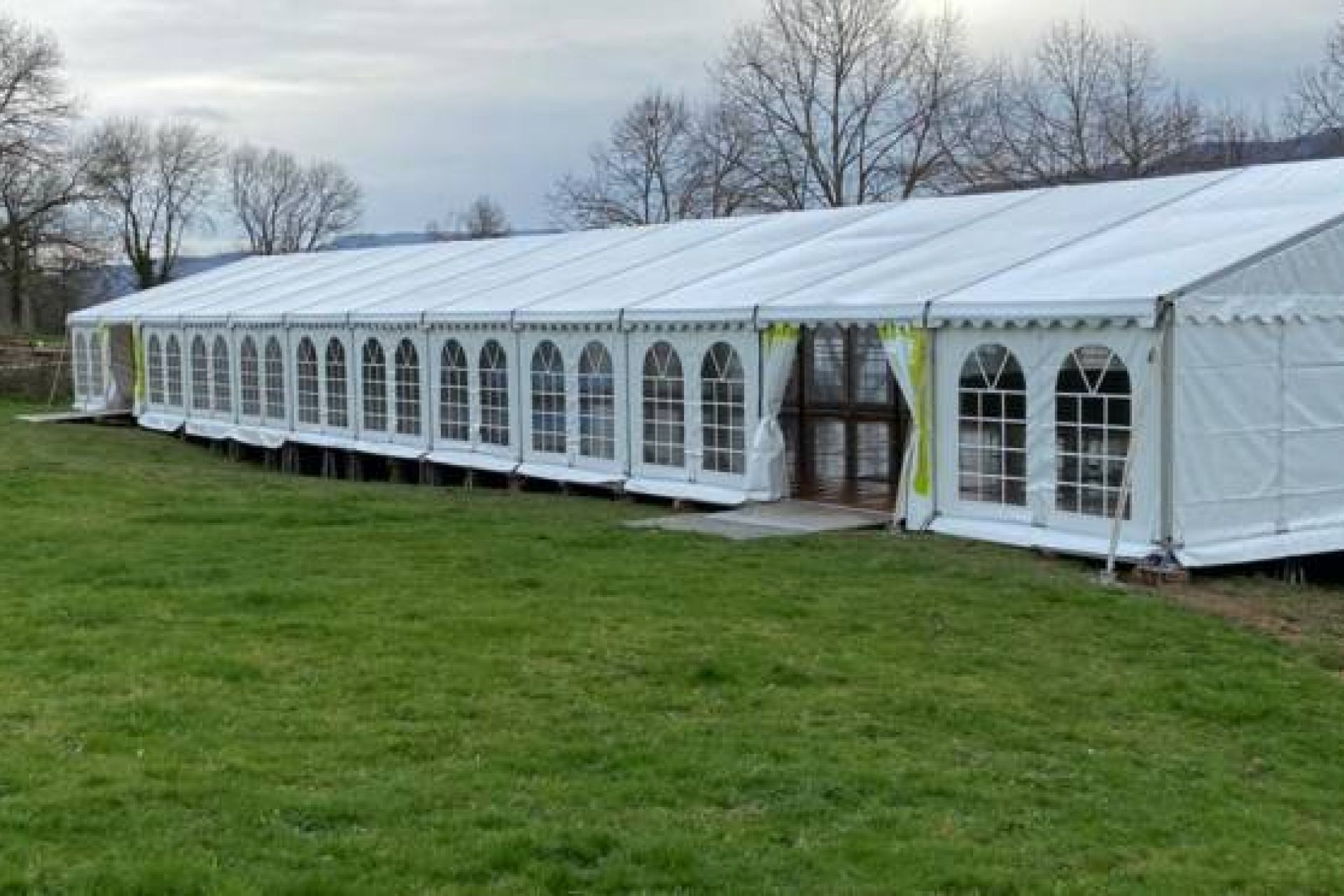 LDC a installé plusieurs chapiteaux près de Mâcon en Bourgogne pour le tournage d'un film de cinéma
