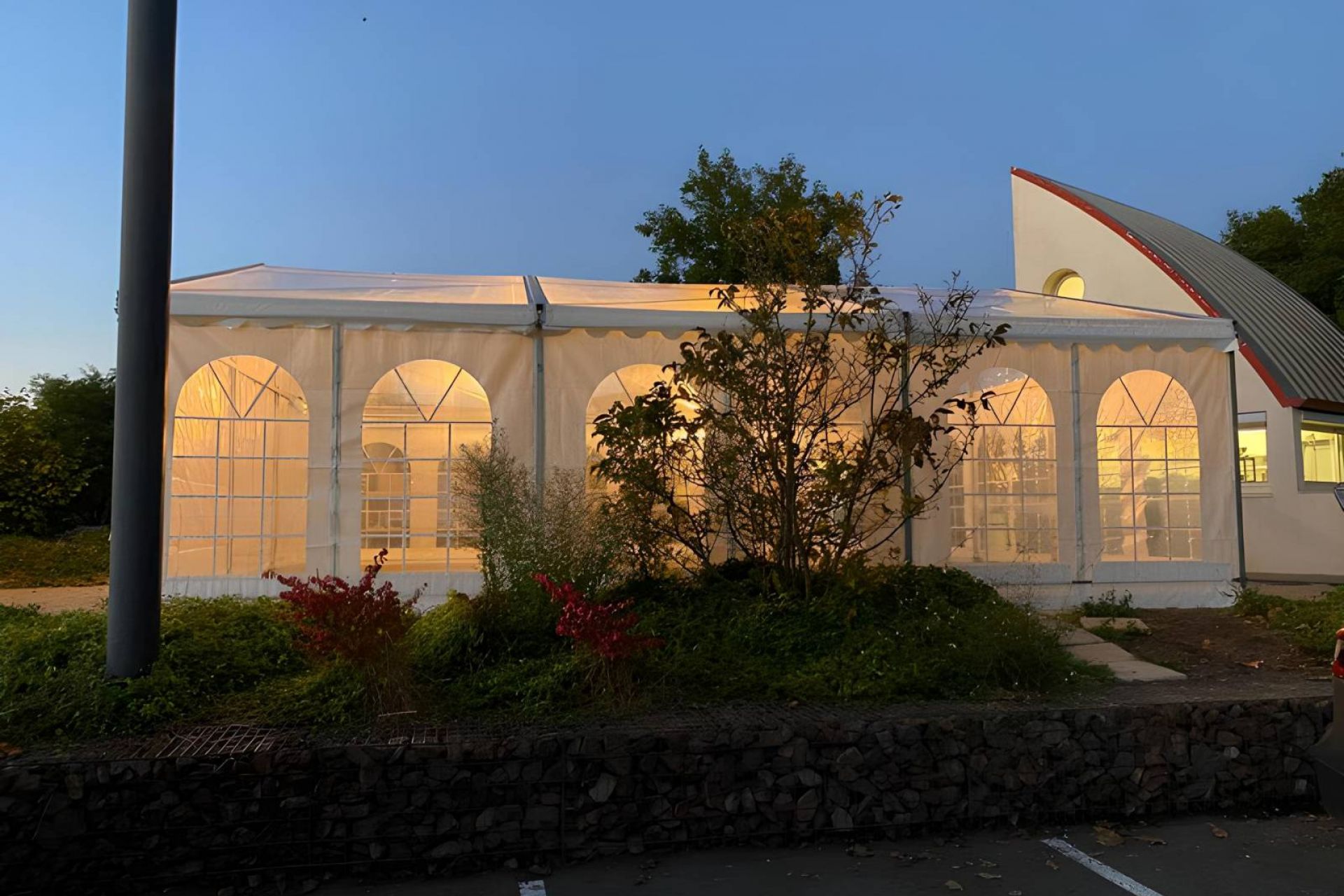 Chapiteau avec fenêtres Windows par LDC location de chapiteaux pour agrandir un restaurant en hiver