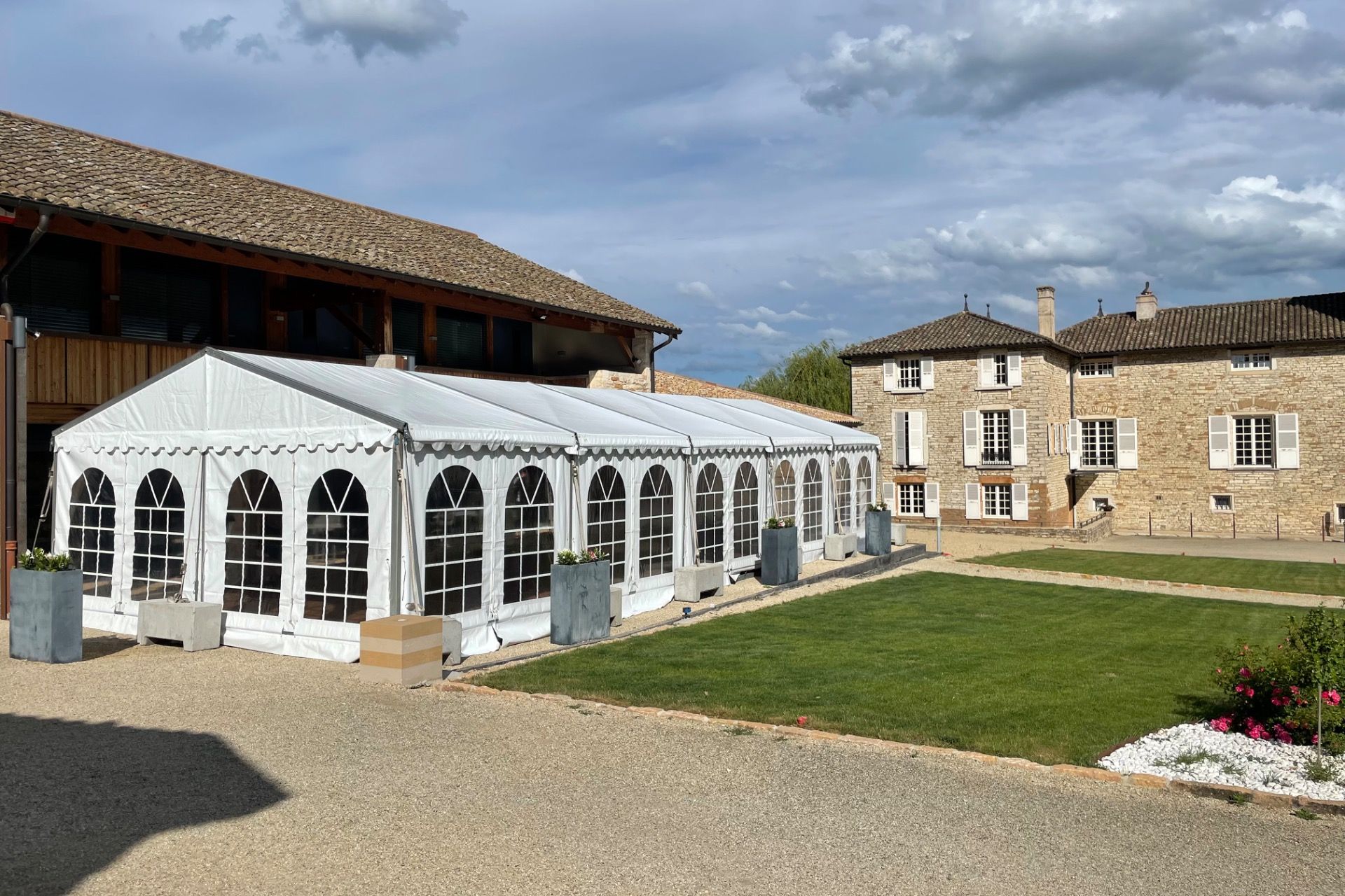 Location et installation de structures multiformes pour événements et réceptions à Lyon, Mâcon, en Auvergne-Rhône-Alpes et Bourgogne-Franche-Comté.