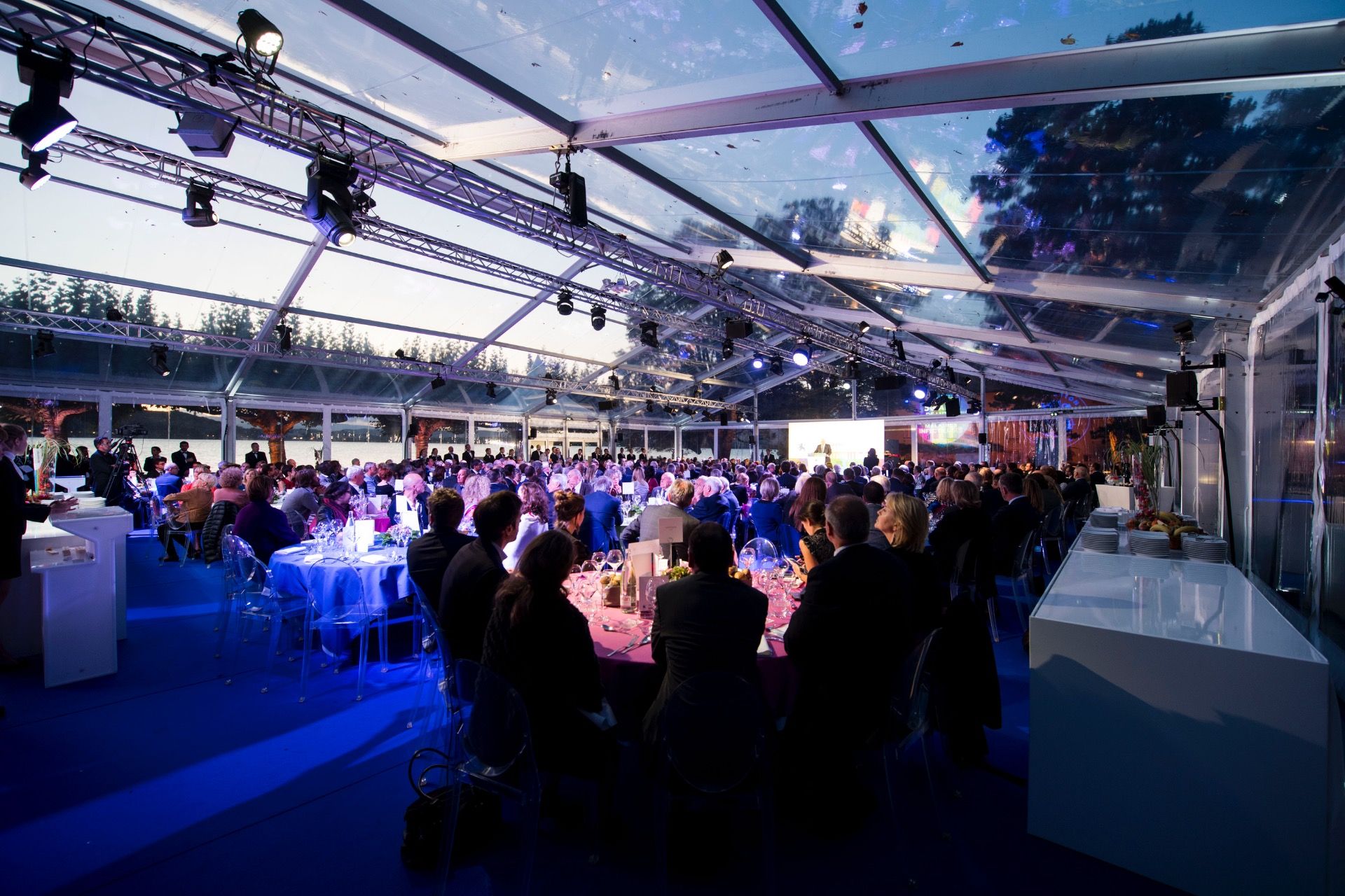 Location et installation de chapiteaux cristal ou transparent pour événements et réceptions à Lyon, Mâcon, en Auvergne-Rhône-Alpes et Bourgogne-Franche-Comté.