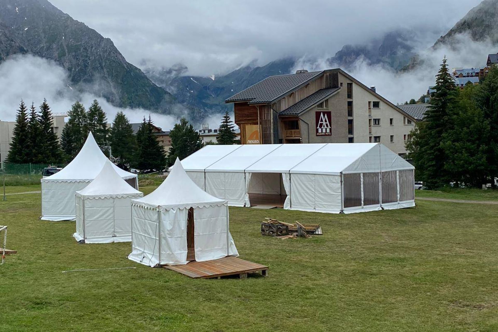Location de chapiteaux par LDC pour un salon en plein air en montagne