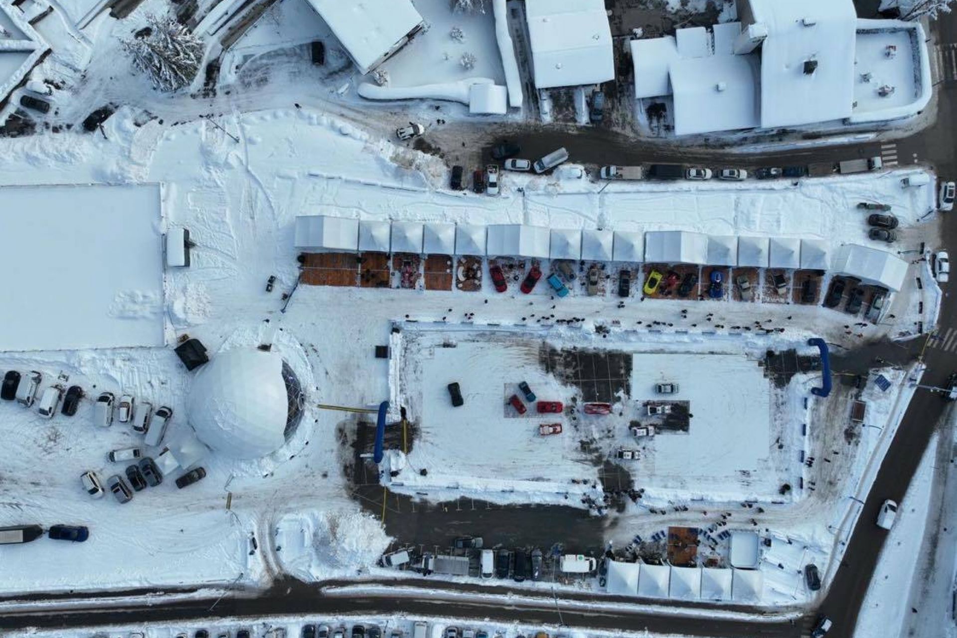 Concours d'automobiles sous la neige