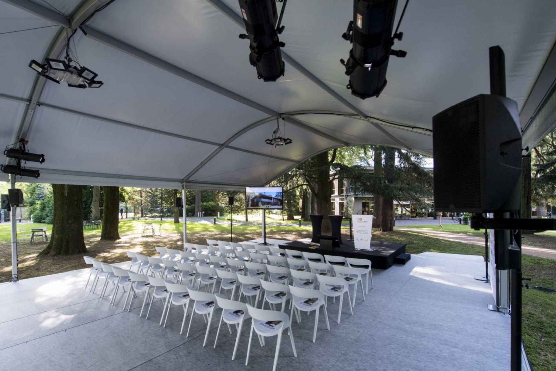 Location de chapiteau avec LDC pour une inauguration immobilière près de Lyon avec une tente arquée