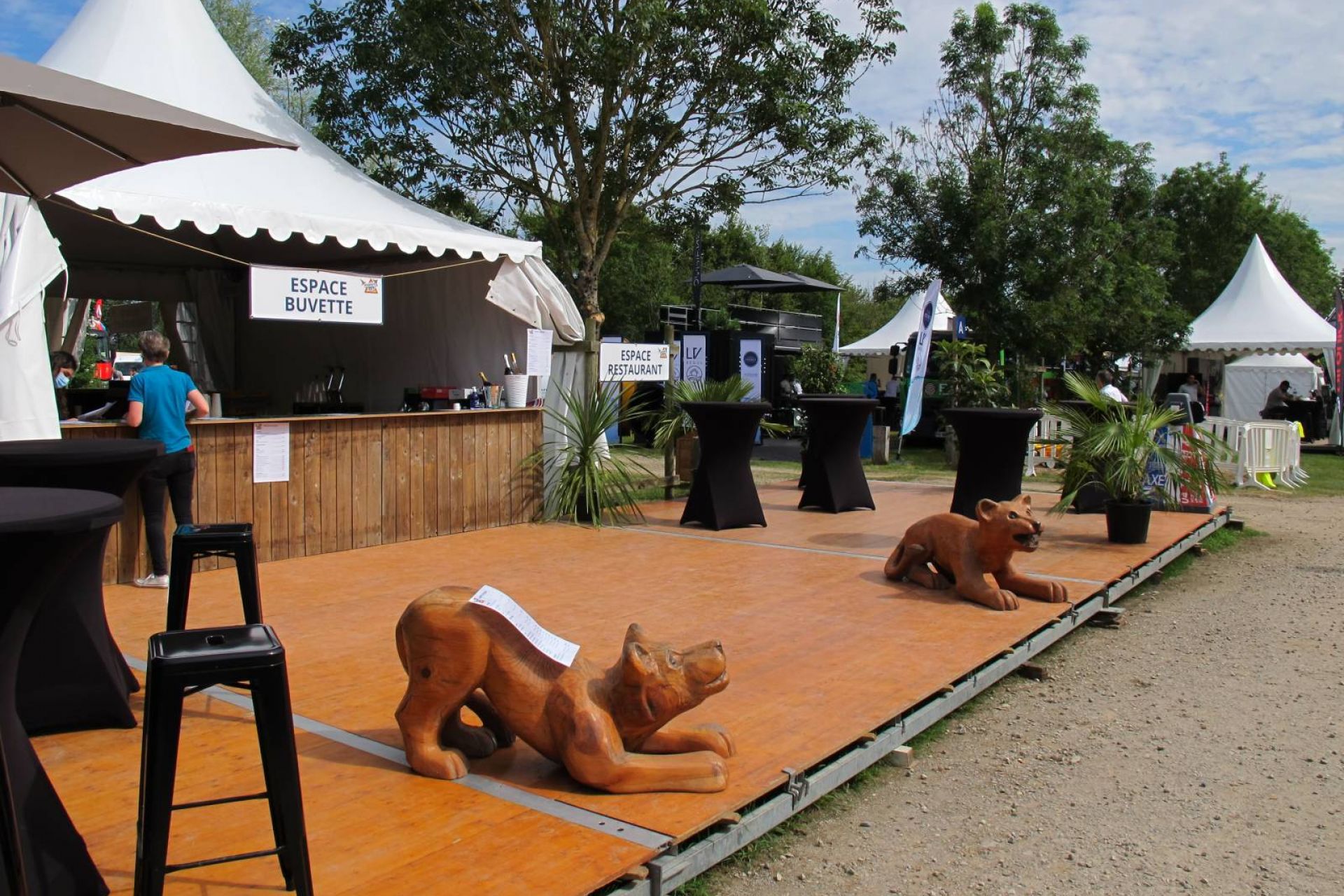 Location de garden cottage et chapiteau traditionnel pour le salon BTP au Parc des Oiseaux entre Lyon, Mâcon et Bourg-en-Bresse par LDC