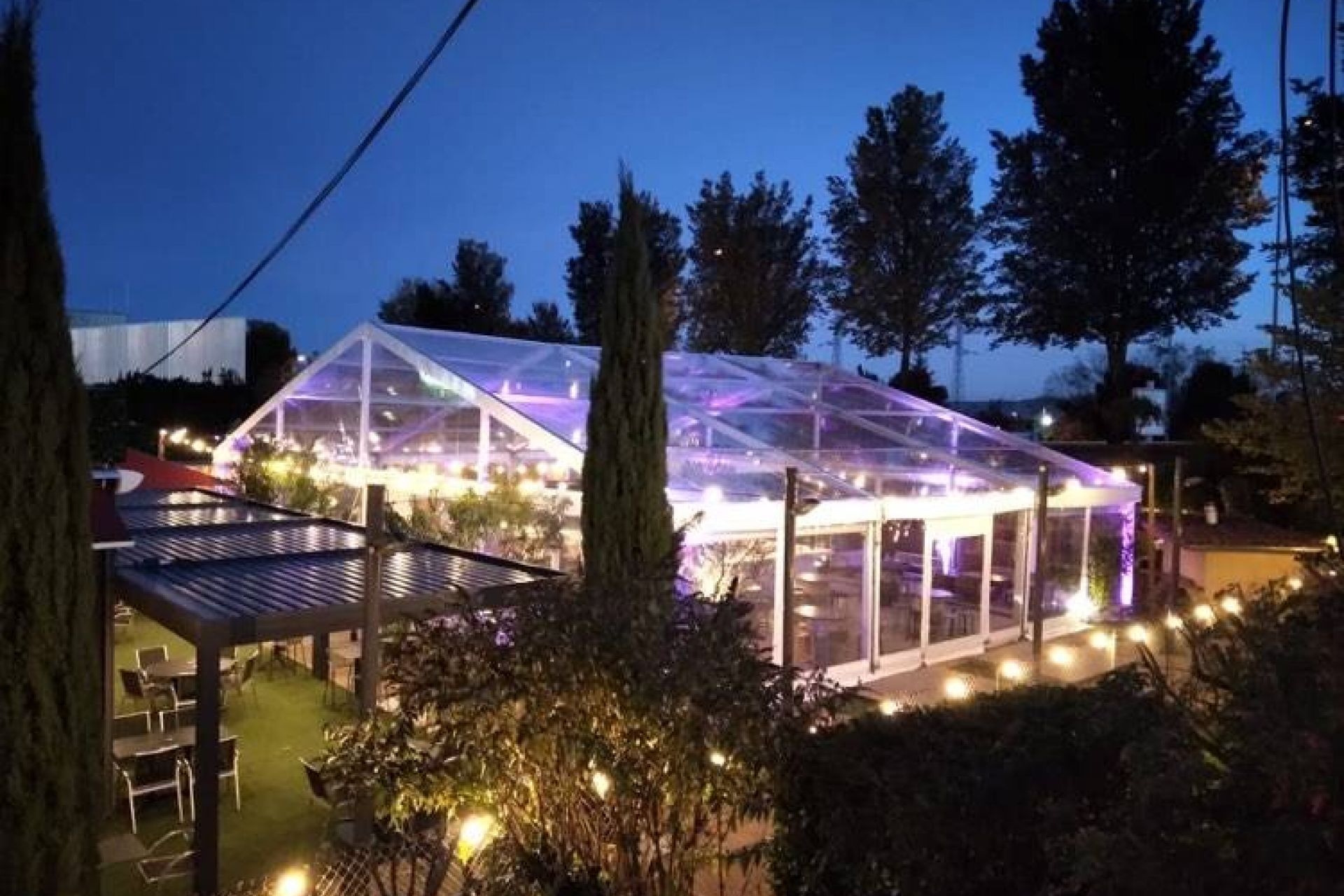 Agrandissement de restaurant avec chapiteaux loués par LDC