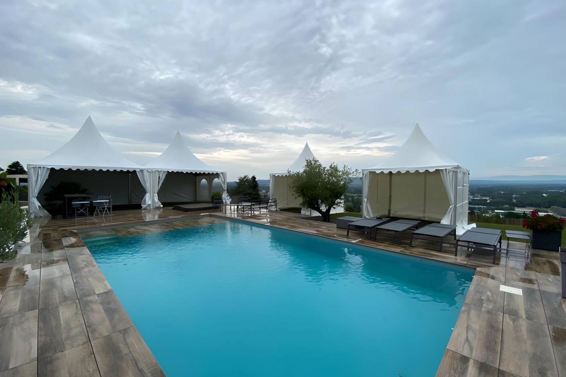 Chapiteau pour une fête d'anniversaure