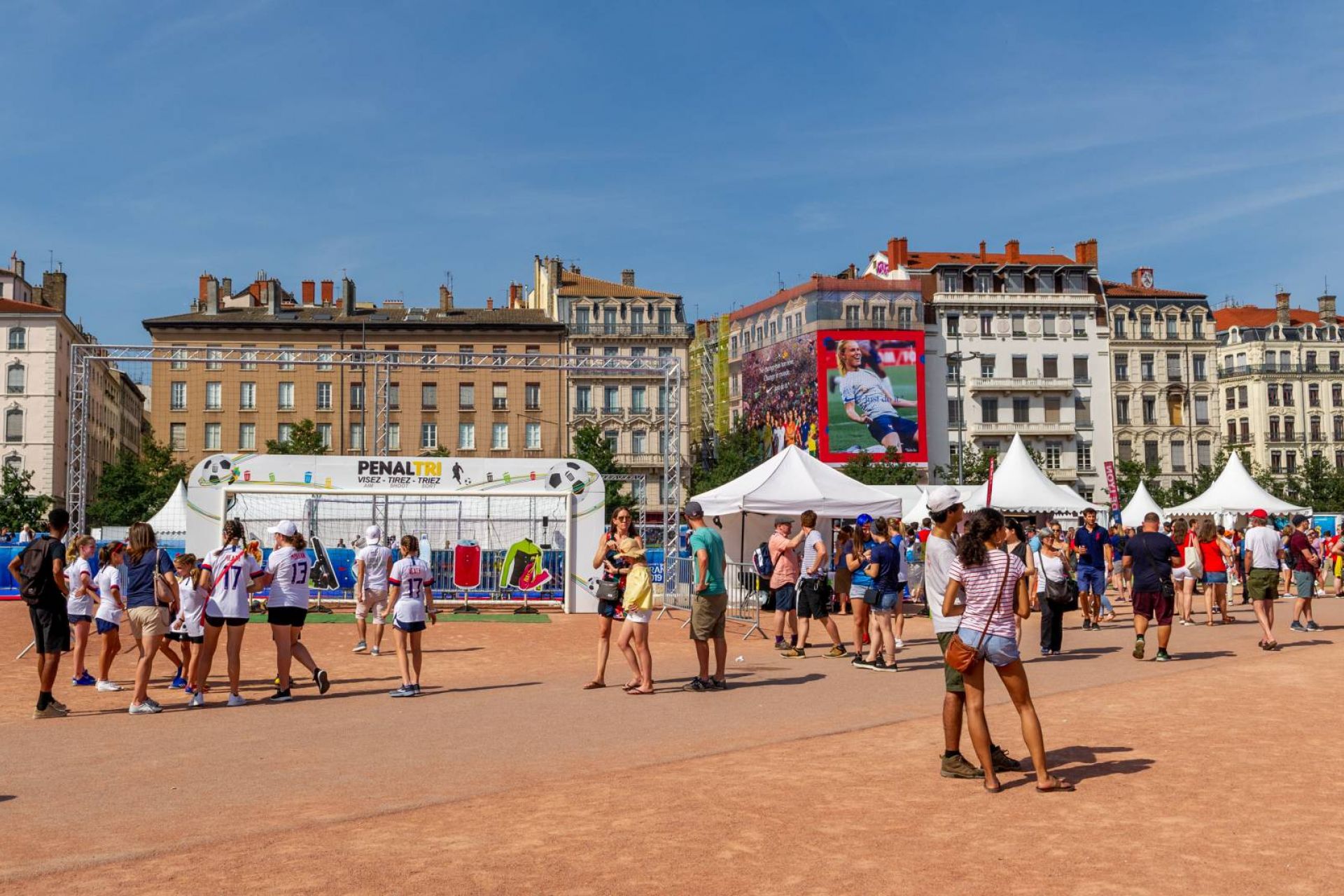Fan zone de la coupe du monde féminine de foot à Lyon avec des chapiteaux LDC