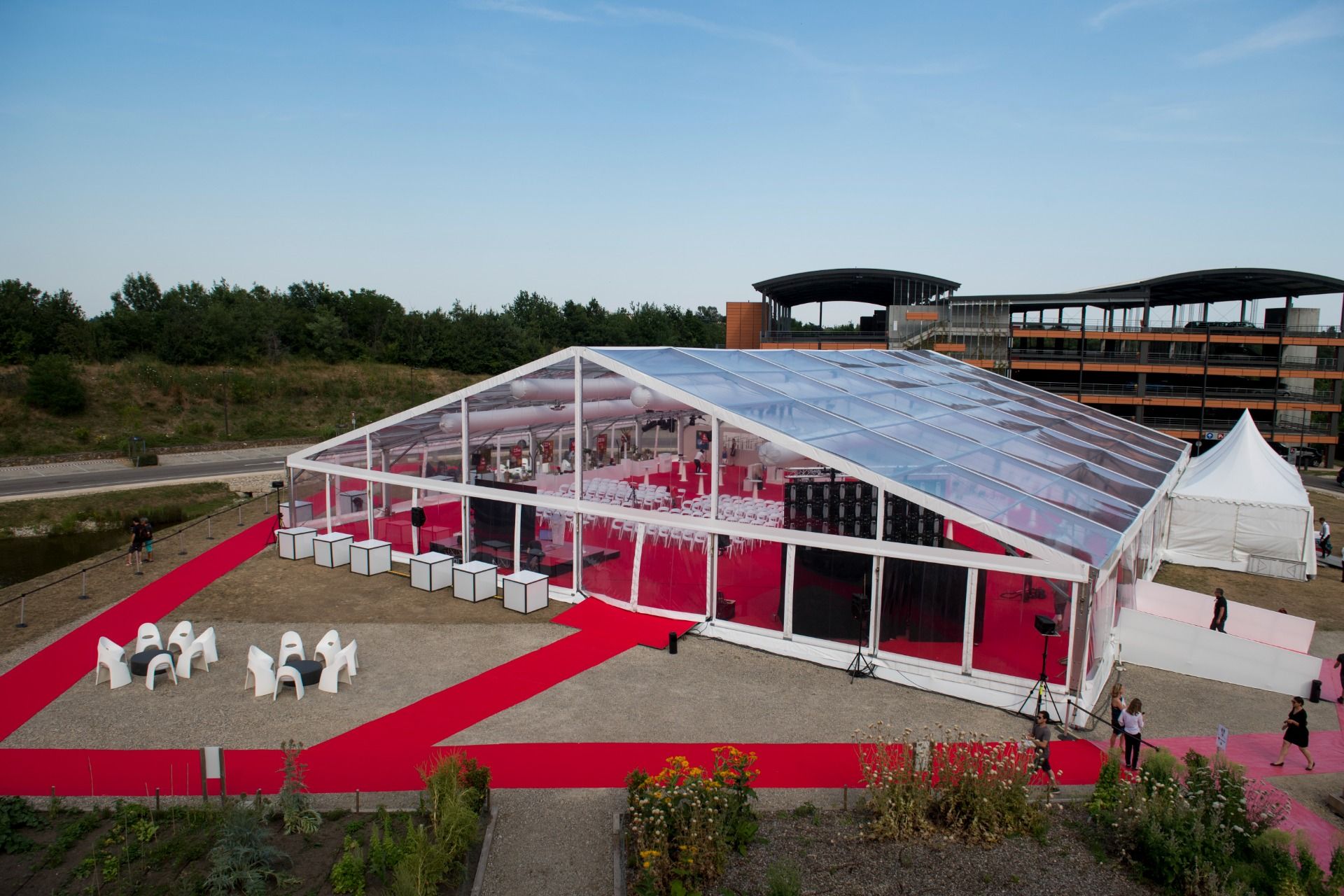 Location et installation de chapiteaux traditionnels pour événements et réceptions à Lyon, Mâcon, en régions Auvergne-Rhône-Alpes et Bourgogne-Franche-Comté.