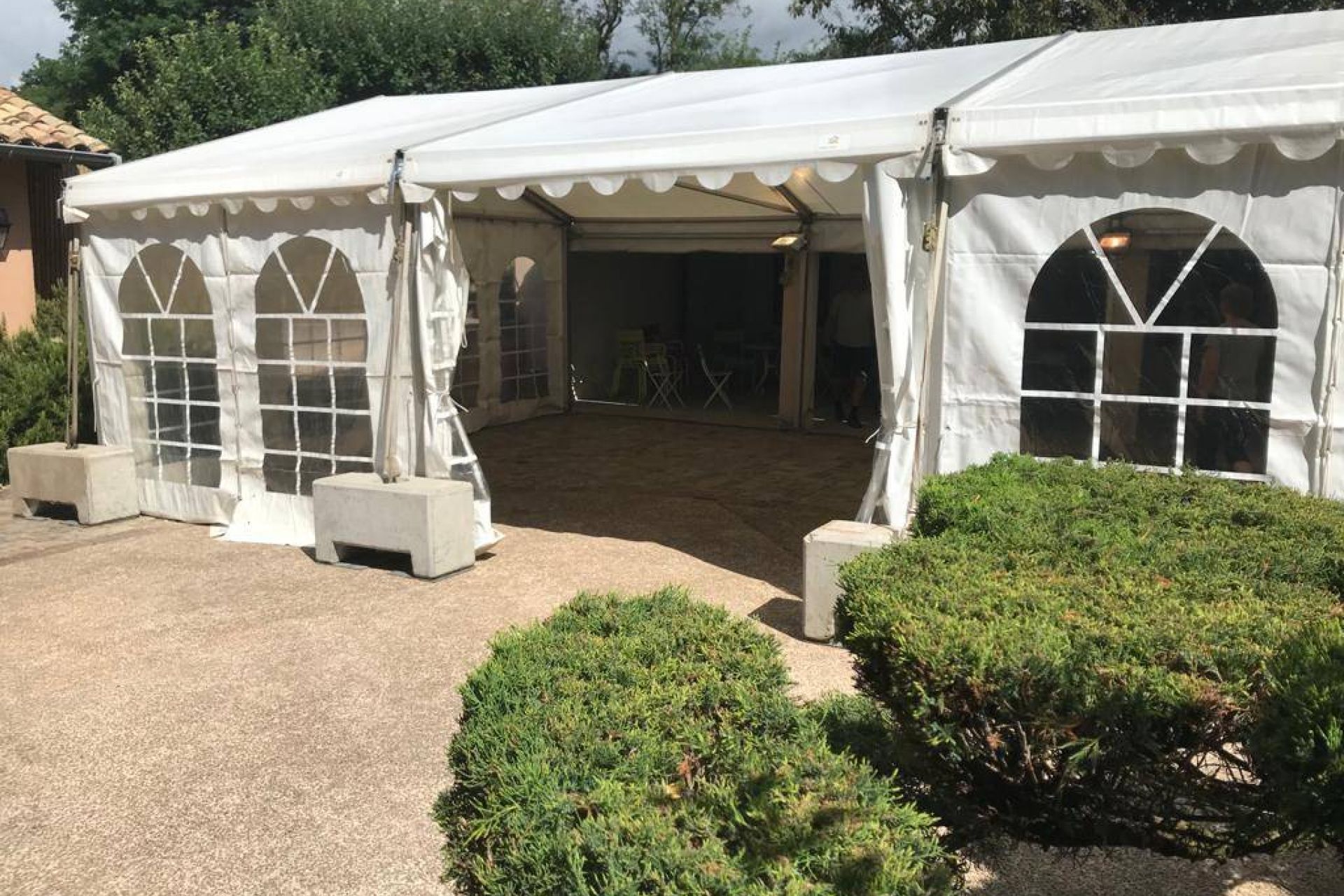 Location de chapiteau pour un mariage dans le Beaujolais ou un événement privé dans les vignes - LDC