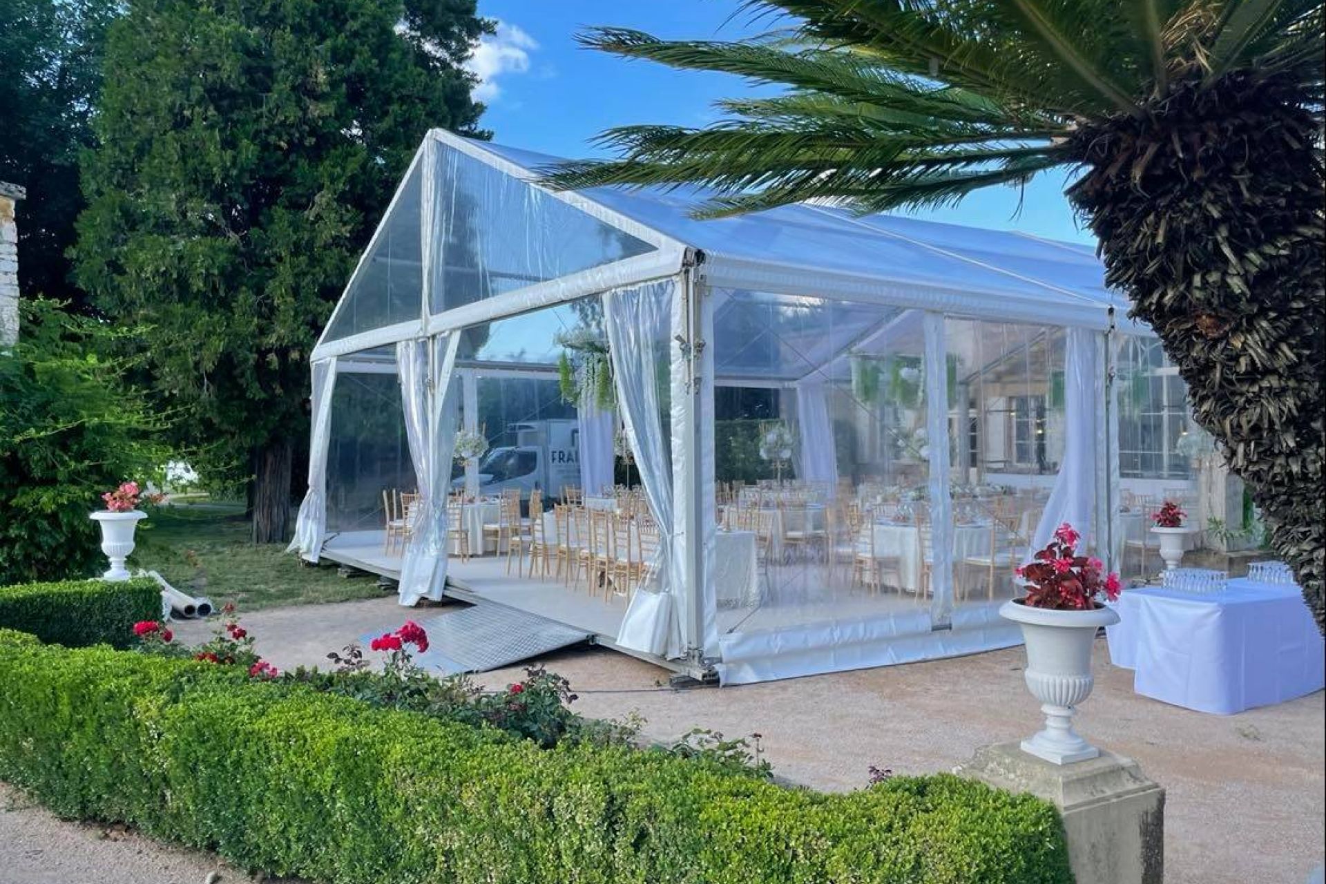 Location de chapiteau LDC pour mariage dans le Beaujolais avec lumière du jour et vue sur les vignes