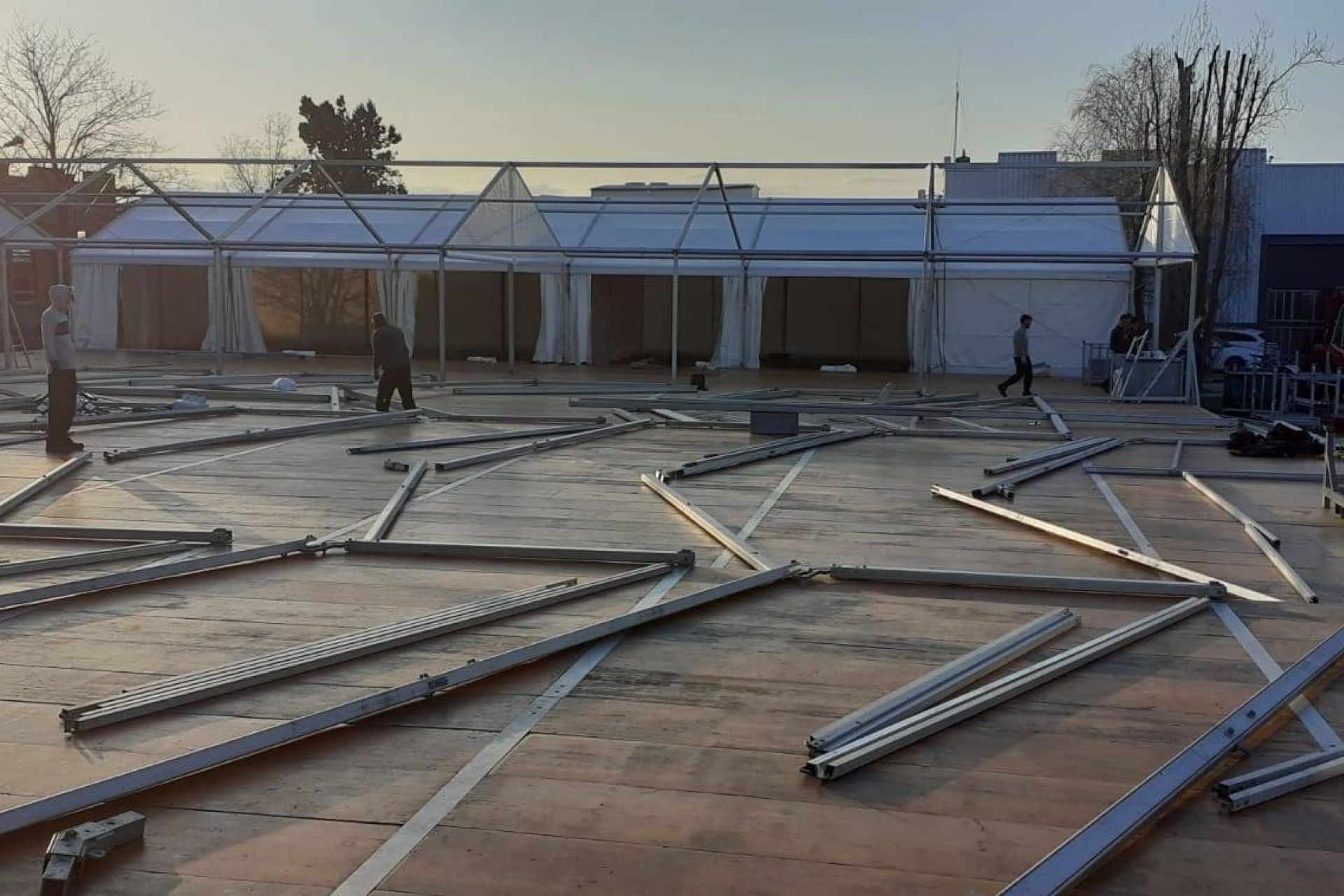 Location de chapiteaux de différentes tailles et configurations pour un événement d'entreprise avec LDC