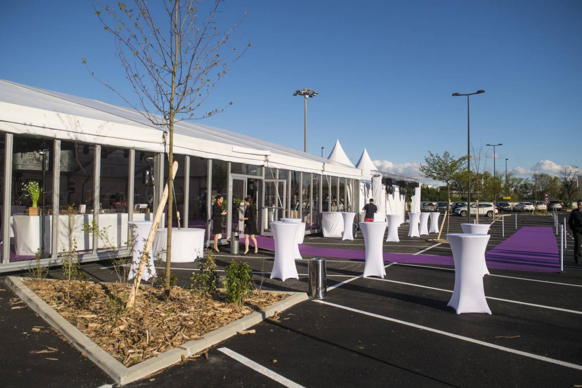Inauguration d'une entreprise dans la région de Lyon.