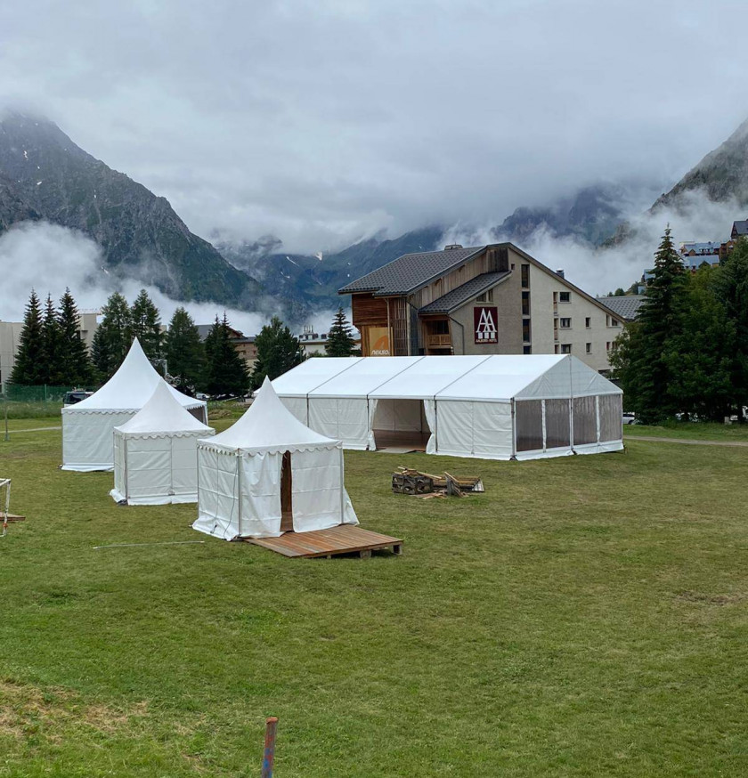 Location de chapiteaux par LDC pour un salon en plein air en montagne
