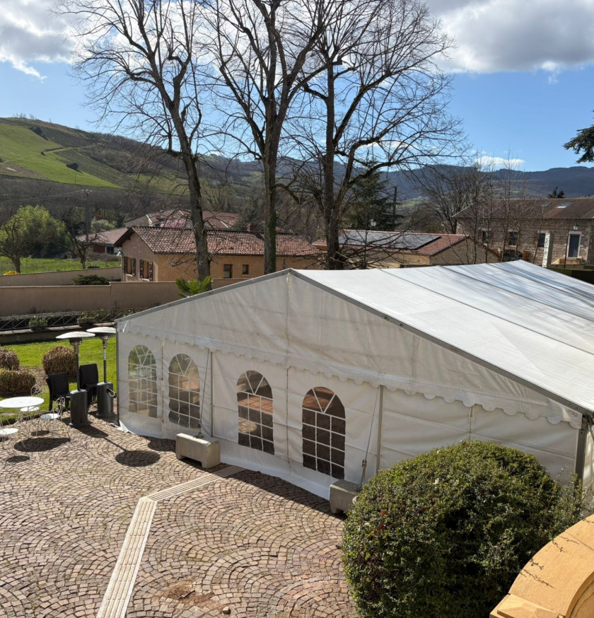 espace réceptif dans un chapiteau multiforme pour une entreprise dans le Beaujolais près de Lyon
