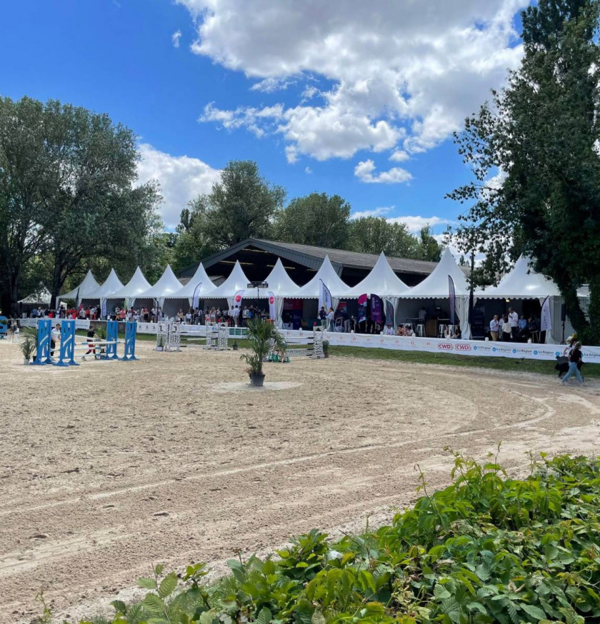 Location de chapiteaux pour un Jumping à Lyon, LDC partenaire des événements sportifs