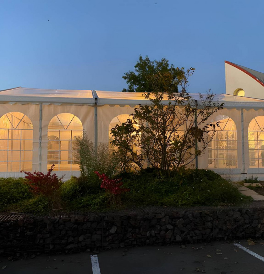 Chapiteau avec fenêtres Windows par LDC location de chapiteaux pour agrandir un restaurant en hiver