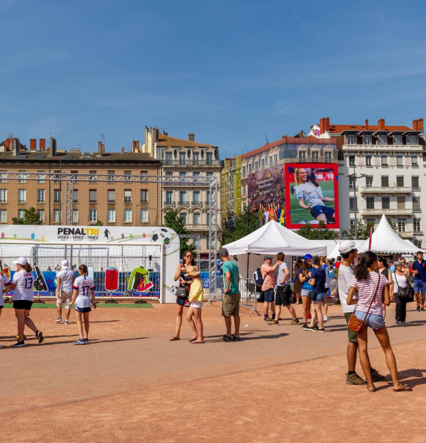 Fan zone de la coupe du monde féminine de foot à Lyon avec des chapiteaux LDC