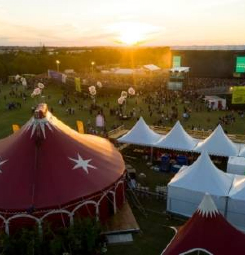 LDC location de chapiteaux pour événements culturels comme le Festival Printemps de Pérouges aux portes de Lyon