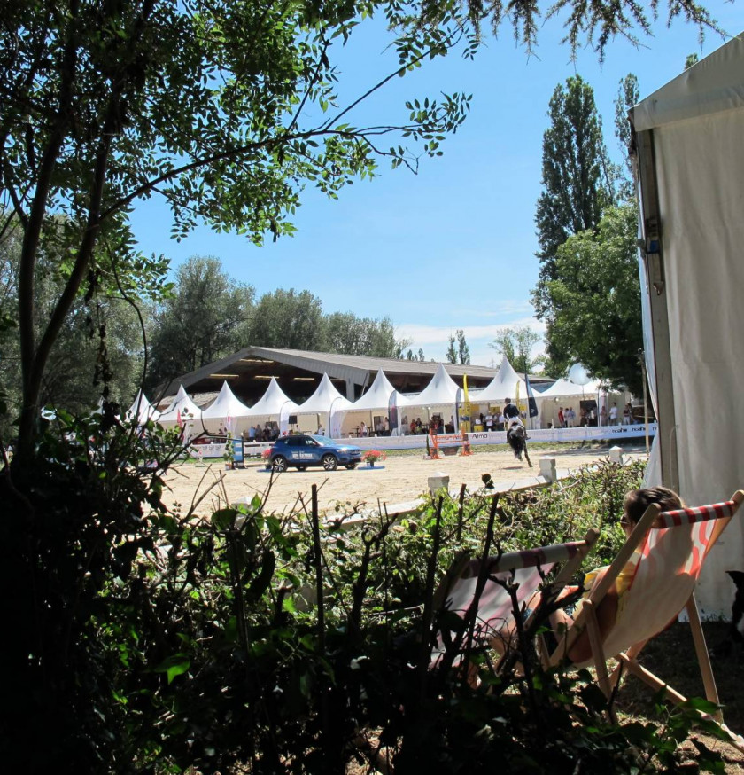 Location de nombreux chapiteaux garden et d'une grande structure traditionnelle par LDC pour un Jumping à Lyon