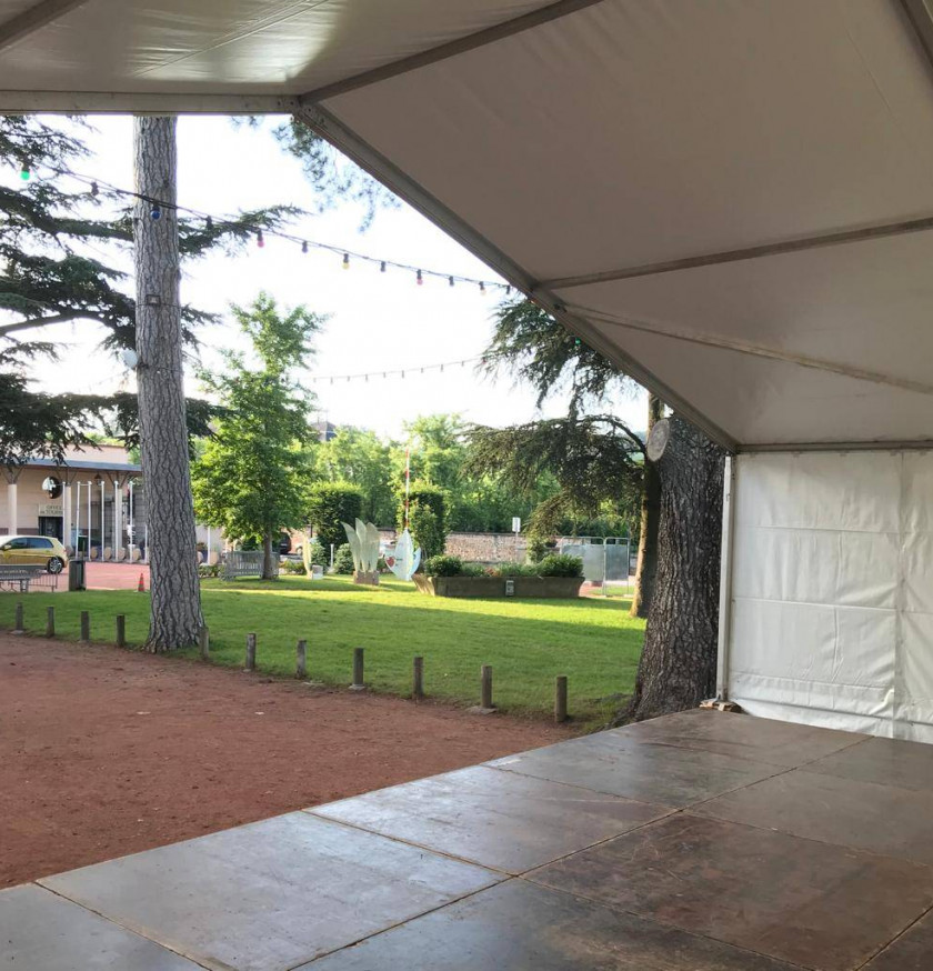 Location de tente multiforme et chapiteaux garden par LDC pour fête dans le Beaujolais