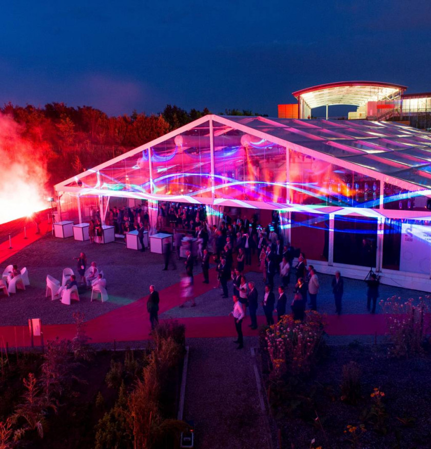 Location de chapiteau LDC traditionnel avec entoilage cristal pour inaugurer une entreprise de Lyon.