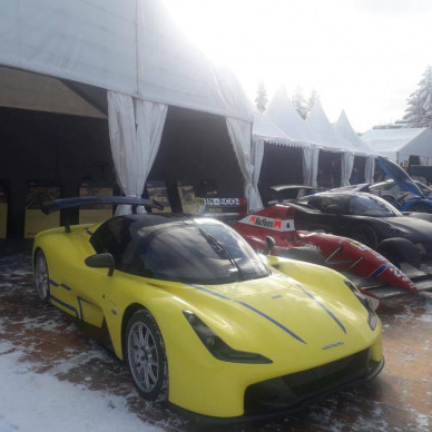 Concours d'automobiles sous la neige