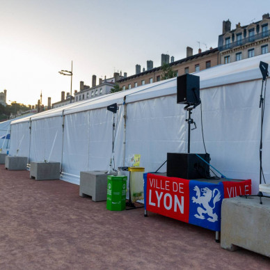 Fan zone de la coupe du monde féminine de foot à Lyon avec des chapiteaux LDC