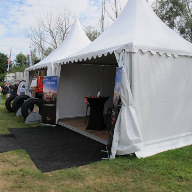 Location de garden cottage et chapiteau traditionnel pour le salon BTP au Parc des Oiseaux entre Lyon, Mâcon et Bourg-en-Bresse par LDC