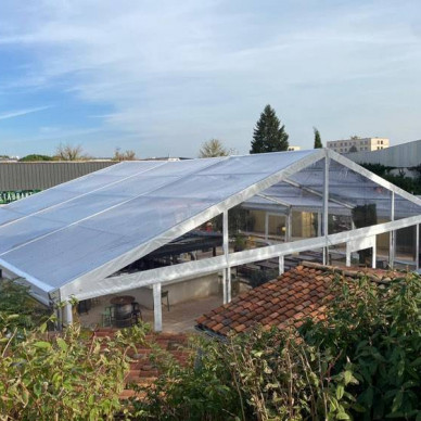Agrandissement de restaurant avec chapiteaux loués par LDC