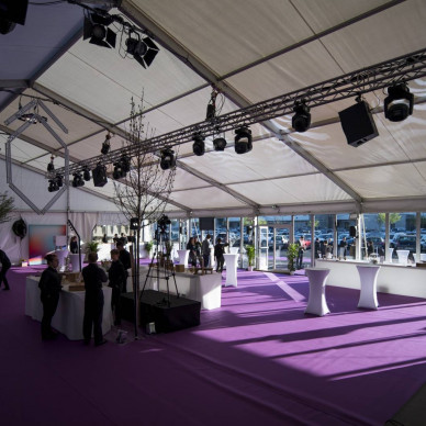 Inauguration d'une entreprise dans la région de Lyon.