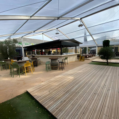 Agrandissement de restaurant avec chapiteaux loués par LDC