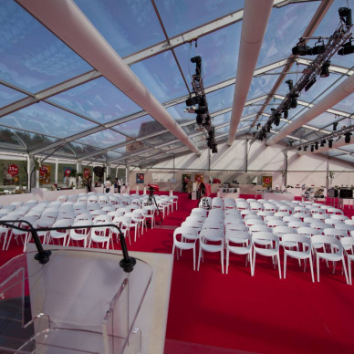 Location de chapiteau LDC traditionnel avec entoilage cristal pour inaugurer une entreprise de Lyon.
