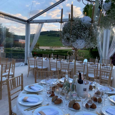 Location de chapiteau LDC pour mariage dans le Beaujolais avec lumière du jour et vue sur les vignes