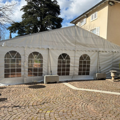 espace réceptif dans un chapiteau multiforme pour une entreprise dans le Beaujolais près de Lyon